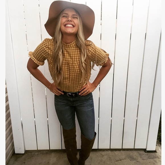 Meet your Posher, Brittney - Picture 1 of 5